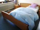 Schlafzimmer Doppelbett mit Matratzen plus 2 Nachtschranke